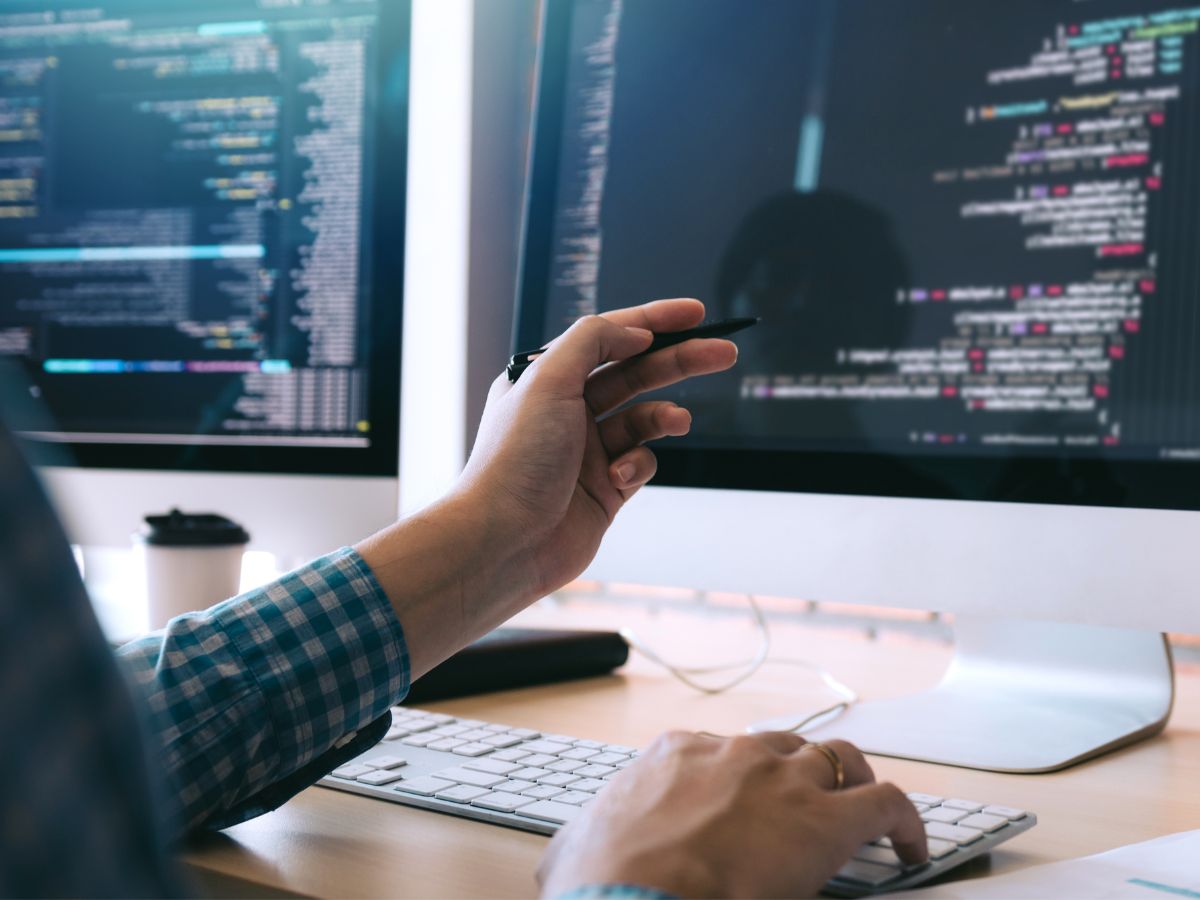 Analista operando o SOC em tempo real
