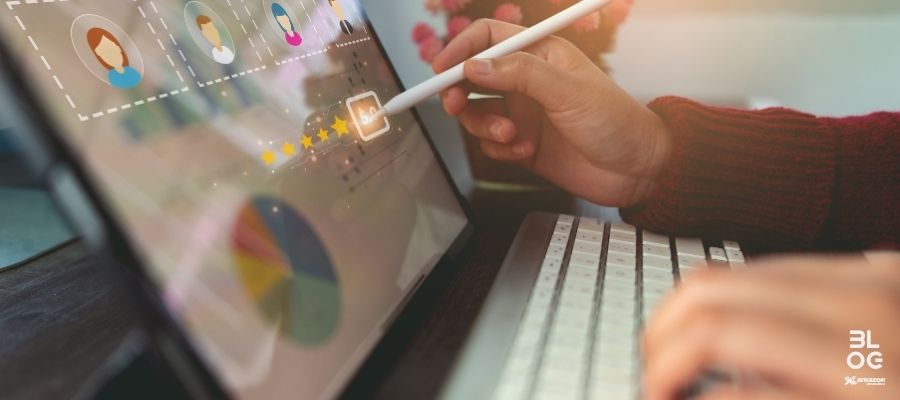 Painel analítico de uma plataforma de Monitoramento da Experiência Digital (DEM) exibindo métricas de performance e satisfação de usuários